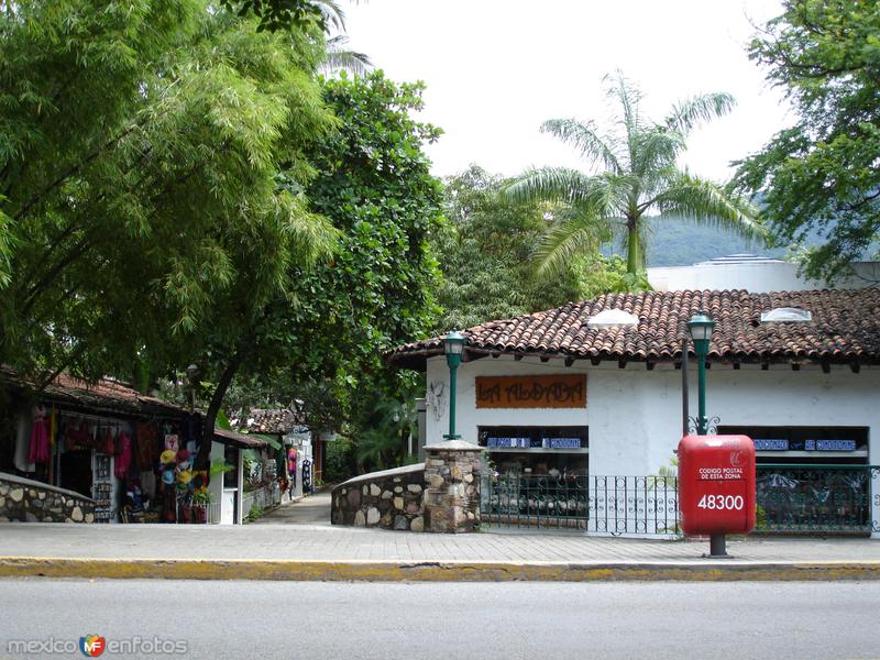 Calle típica sobre el río Cuale