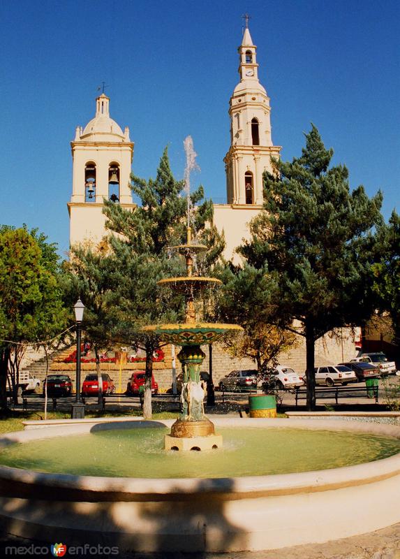 FUENTE DE LA PLAZA OCAMPO Y PARROQUIA SANTIAGO APOSTOL