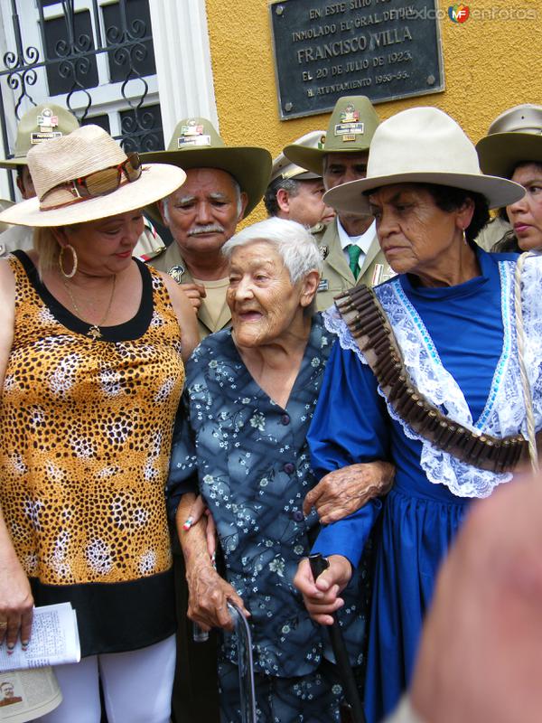 Guadalupe Villa (al centro), hija del General Francisco Villa.