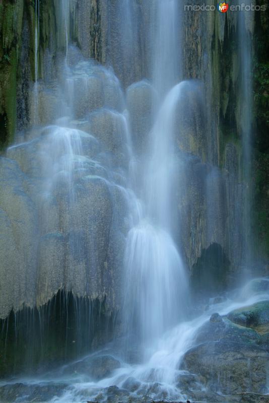 CASCADA VELO DE NOVIA EN PARQUE RECREATIVO EL SALTO