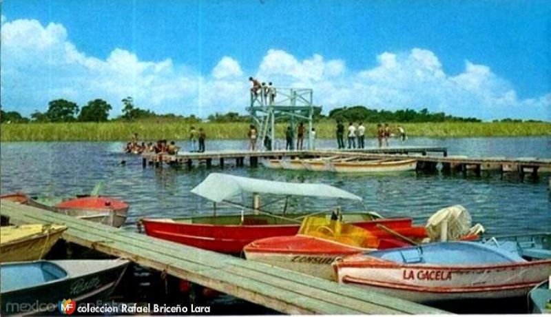 Bañistas en el Paseo Laguna del Chairel