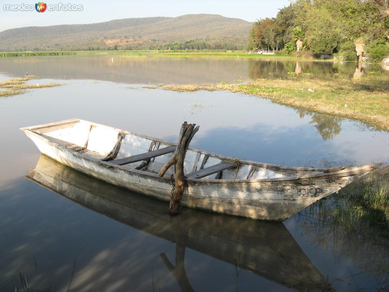 Canoa en el Lago