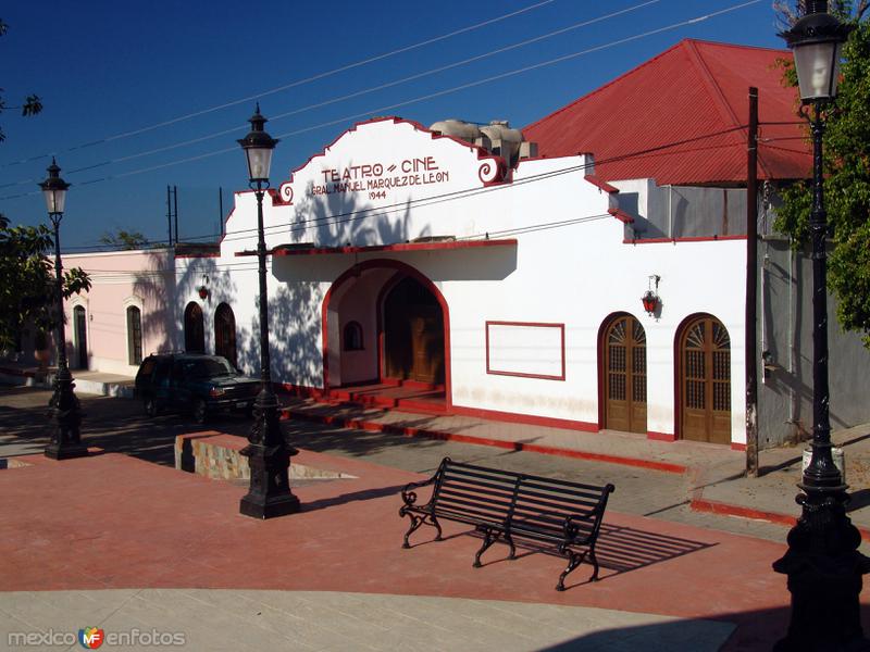 Teatro y cine Manuel Márquez de León