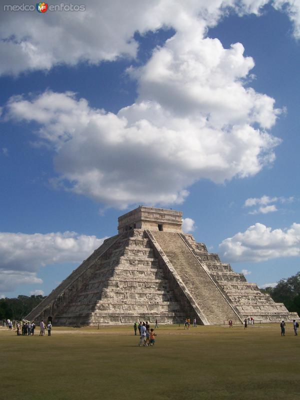 PIRAMIDE DE KUKULKAN VIENDO AL CIELO