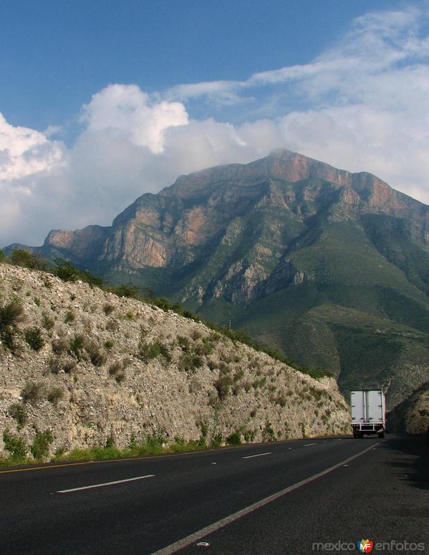 CAMINO EN LA AUTOPISTA SALTILLO---MONTERREY