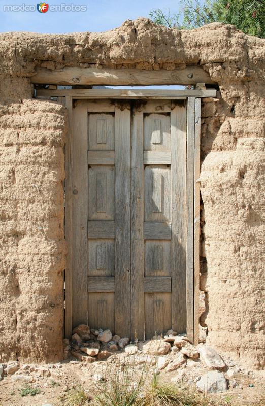 PUERTA ANTIGUA EN SAN ANTONIO DE LAS ALAZANAS