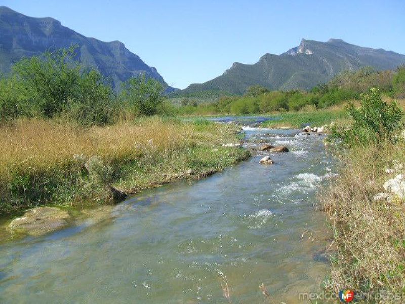 Agua correr del Canon asi el pueblo