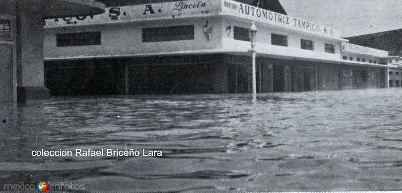 Isauro Alfaro y Diaz Miron durante la inundacion en 1955