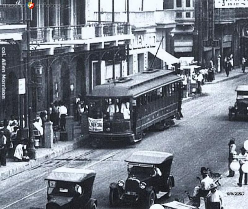 Tranvia de madera en la calle Muelle