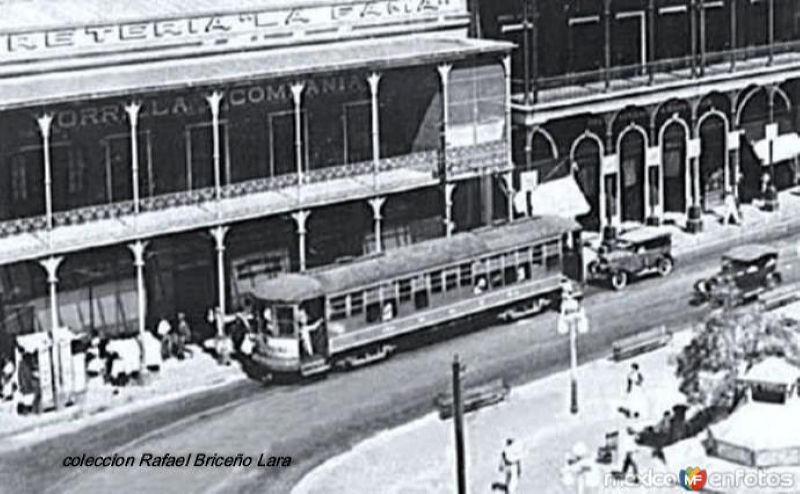 Tranvia de madera en la calle Muelle