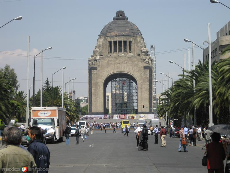 Monumento Revolucion 27 ABRIL EN UN TEMBLOR