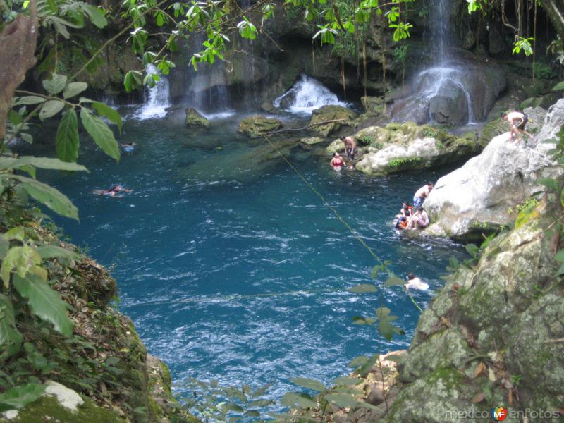 chapuzon en el rio en tamasopo