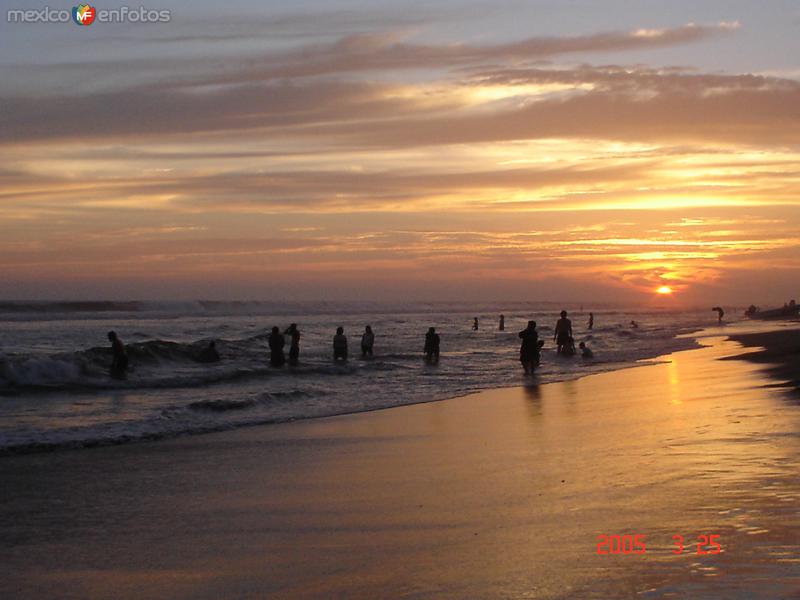 crepusculo en playa azul