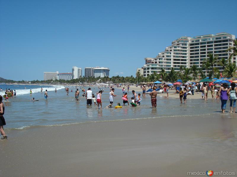 Playa principal en zona hotelera 1 de ixtapa