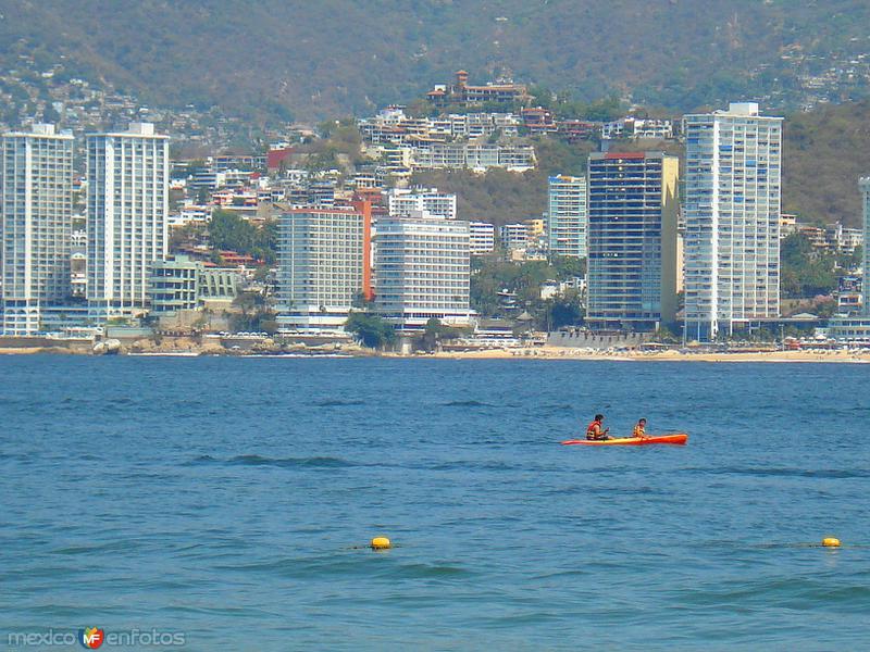 paseando en kayak por bahia de acapulco