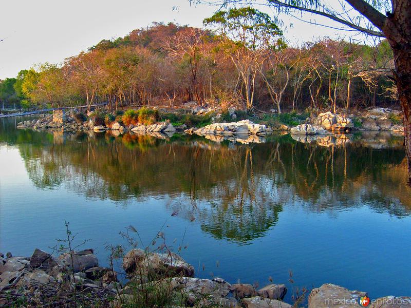 reflejos en la laguna azul