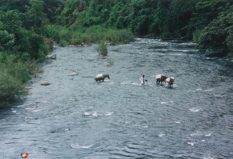 Cruzando el Rio San Juan Bautista en Valle Nacional Oaxaca