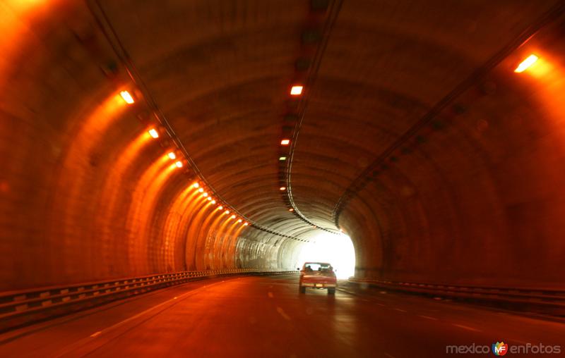 TUNEL EN AUTOPISTA LOS CHORROS