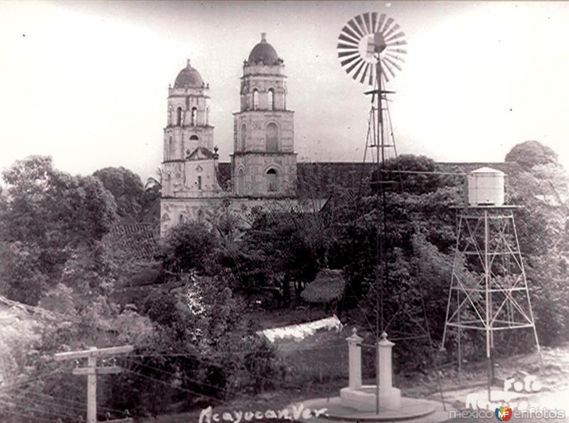 Torres de la Parroquia "San Martín Obispo" y la bomba de agua potable.