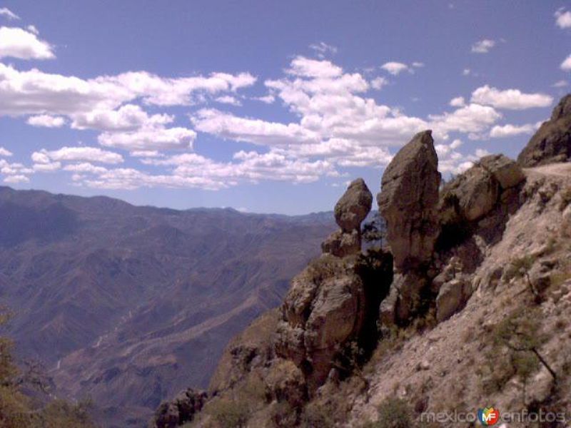 Formación rocosa por la cumbre de Huérachi