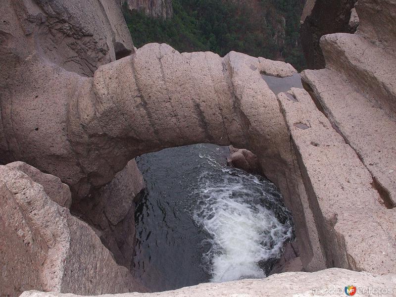 El arco por el que fluye la Cascada de Basaseachi