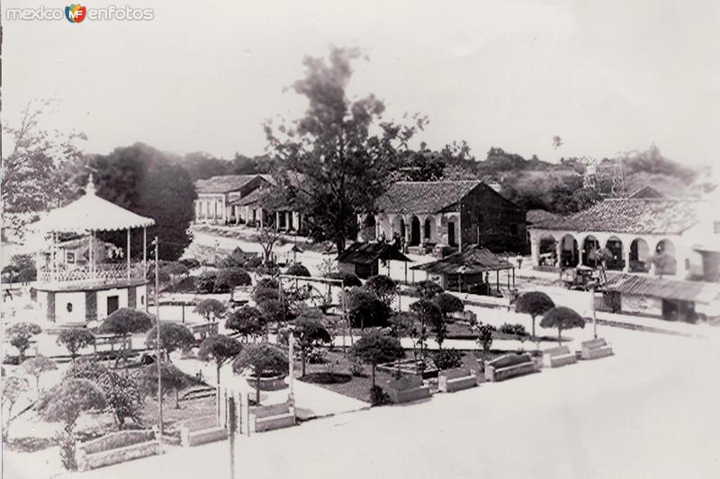 Los 50´s. Vista panorámica del Parque "Juárez", quiosco y la calle Guadalupe Victoria.