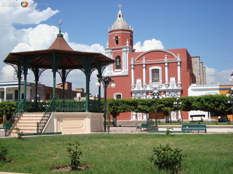 Fotos de Acaponeta, Nayarit, México: Kiosko y templo