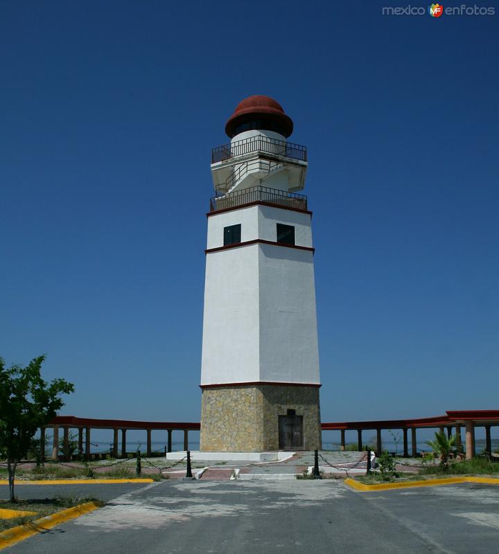 FARO DE LA PRESA EL CUCHILLO EN CHINA