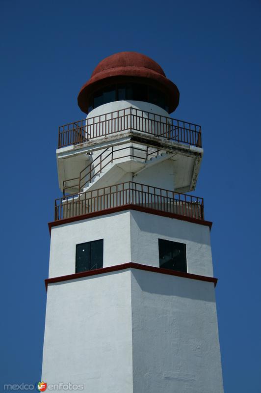 FARO DE LA PRESA EL CUCHILLO EN CHINA