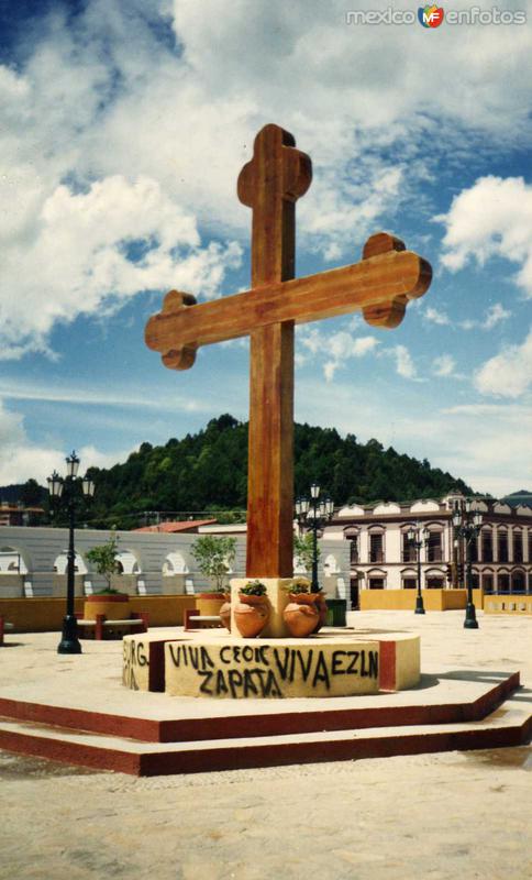 Cruz frente a Catedral