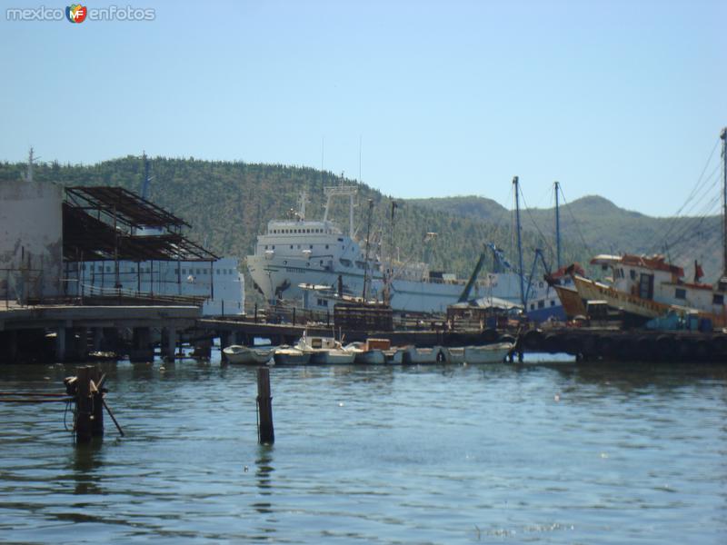 Carguero en el muelle de Guaymas