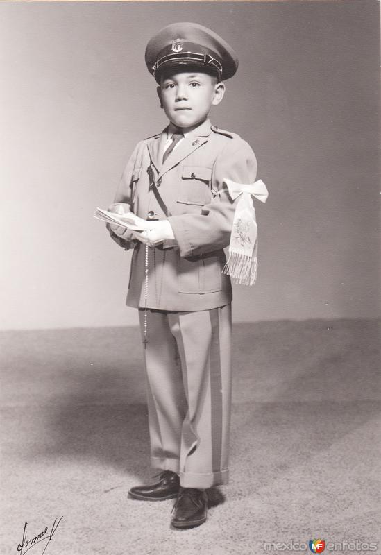 Primera comunion de mi hermano Miguel. Circa, 1962 tomodo en la Fotografia de Lux.