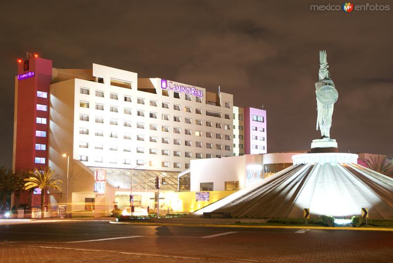 Monumento a Cuauhtemoc y el Hotel Camino Real