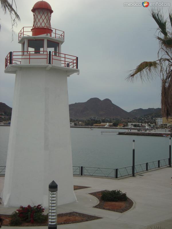 Faro en la marina de Guaymas