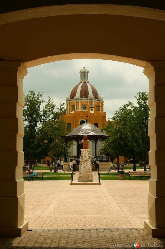 PLAZA--- (VISTA DESDE LA PRESIDENCIA MUNICIPAL)