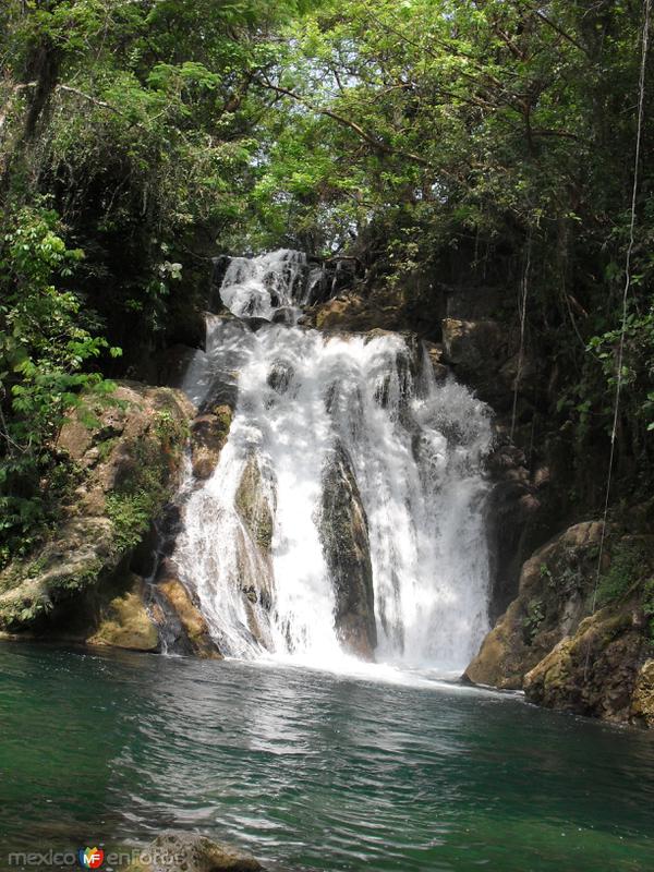 cascada pequeña a la izquierda