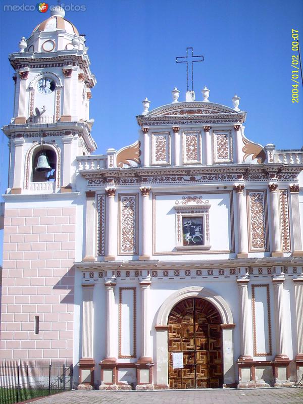 Fachada del templo de Santiago Apostol. Siglo XVIII. Huitzuco, Gro