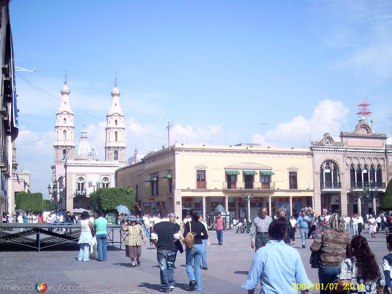 Catedral y plaza principal. León, Gto.