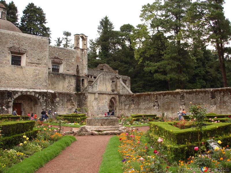 Patio del Ex-Convento carmelita del Desierto de los Leones.