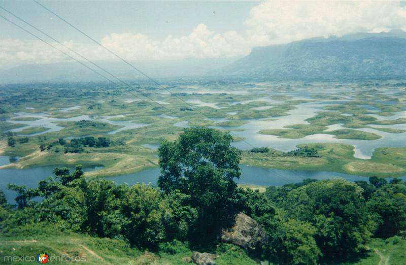 Paisaje de las mil islas en la presa Miguel Alemán. Isla San Miguel Soyaltepec, Oaxaca