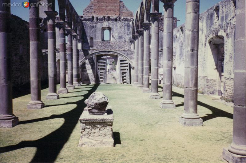 Arquería en el interior del Ex-convento de Tecali. Siglo XVI. Tecali de Herrera, Puebla