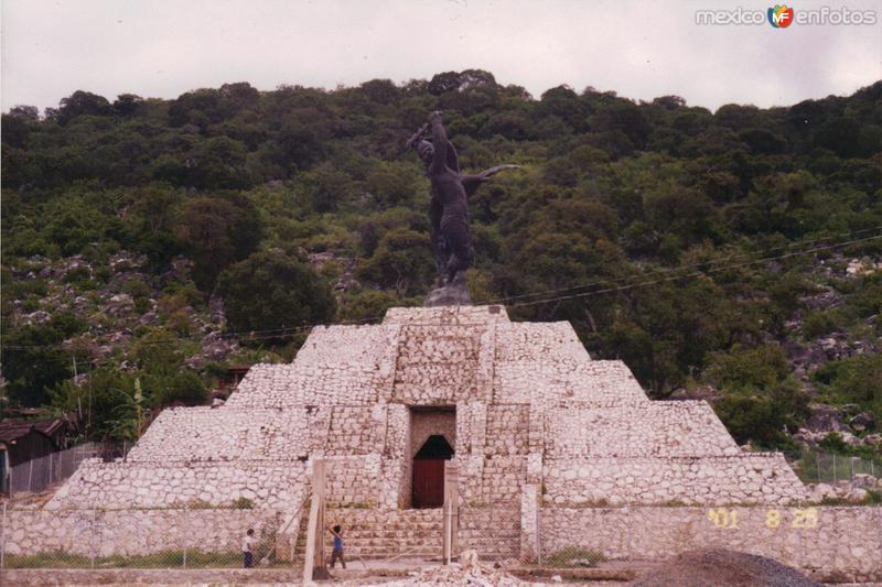 Monumento al último emperador Azteca "Cuauhtemoc". Ixcateopan, Gro.