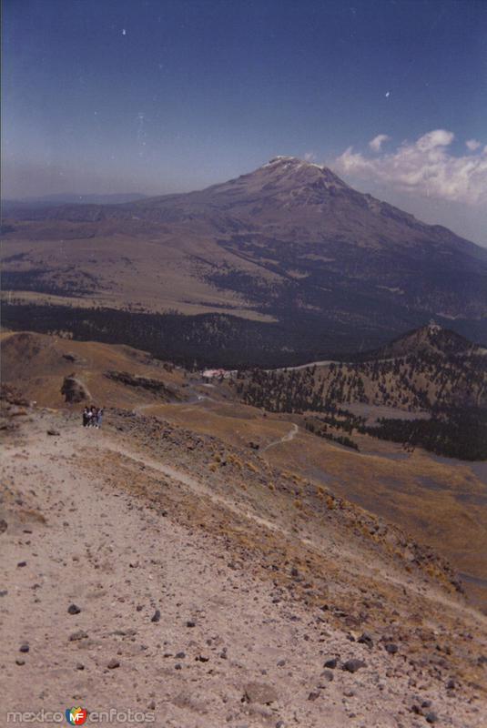 Cumbre del volcán Iztacíhuatl desde el Popocatepetl. Paso de Cortés, Edo. de México