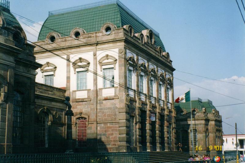 Edificio de arquitectura francesa. Tenango del Valle, Edo. de México