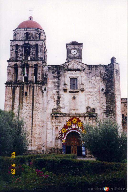 Portada plateresca del Ex-convento del siglo XVI. Malinalco, Edo. de México