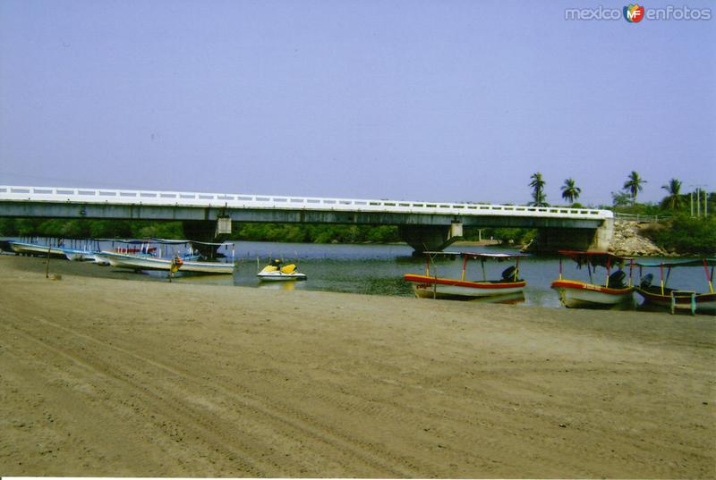 Puente sobre la laguna de Tres Palos en la carretera Acapulco-Marquelia. Barra Vieja, Gro