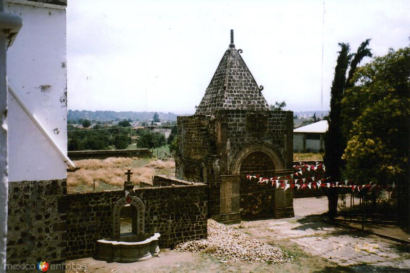 Una las capillas pozas en el atrio del Ex-convento de San Andrés Calpan, Puebla