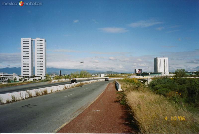 Torres de oficinas y edificio de Ciudad judicial desde el periférico ecológico. Puebla, Puebla.