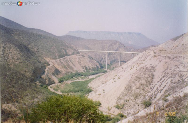 Panorámica de la cañada del Río Salado y el Puente Calapa. San Pedro Tetitlán, Puebla