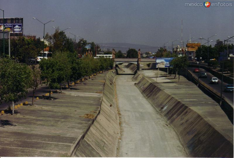 Malecón del Río de los Gómez y el puente del coecillo. León, Guanajuato.